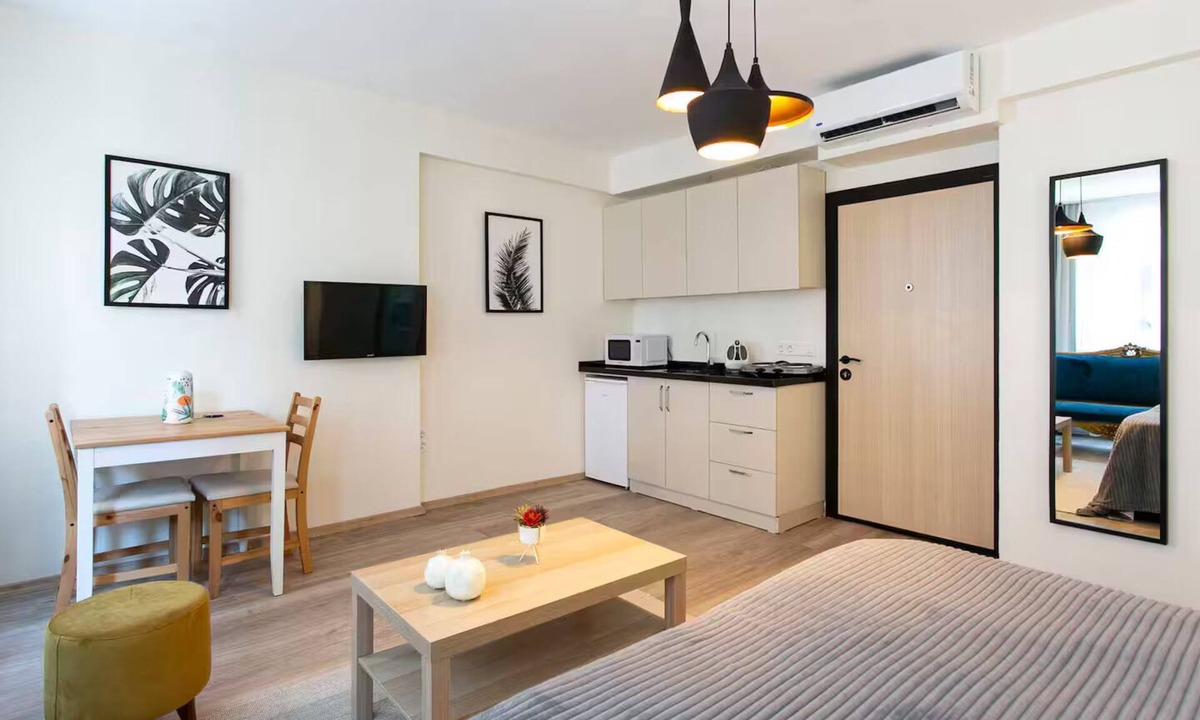 Talimhane Apartment | Bright Studio with Bay Window in Central Istiklal