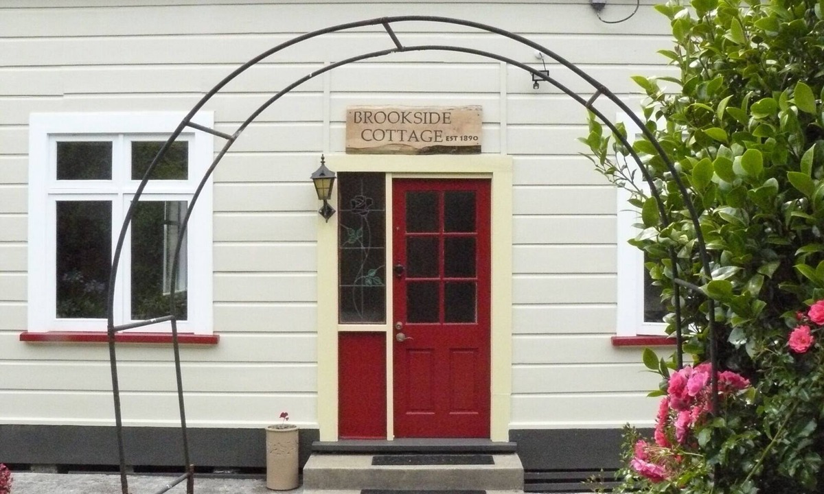Dunedin Cottage | Brookside cottage is a charming, cosy, cottage
