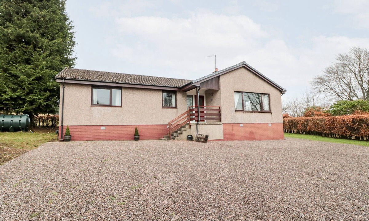 Jedburgh Cottage | BROOMBAULKS FARM BUNGALOW, pet friendly, with open fire in Jedburgh
