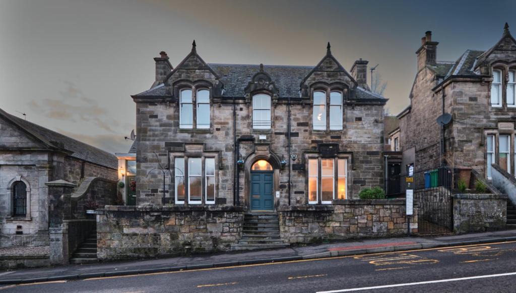Dunfermline Apartment | Bruce on the Row-Historic Elegance near Edinburgh by Urban Haggis Stays