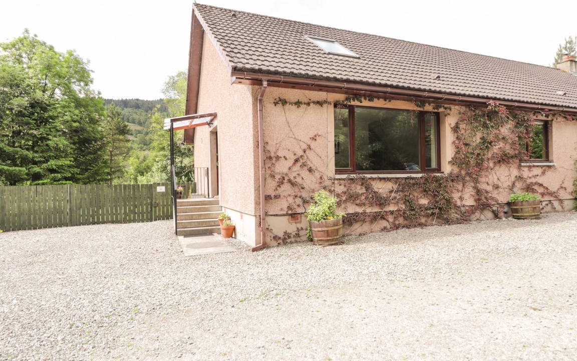 Drumnadrochit Cottage | Cabin ∙ 1 bedroom ∙ 2 guests