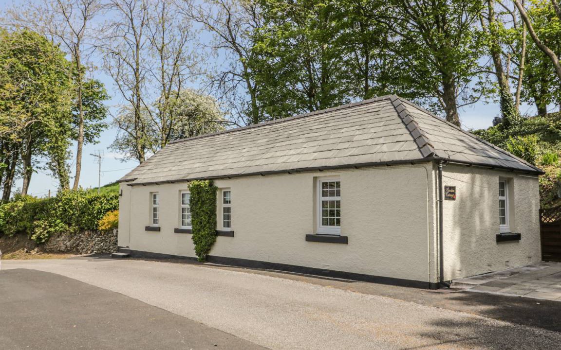 Castle Douglas Cottage | Cabin ∙ 2 bedrooms ∙ 3 guests