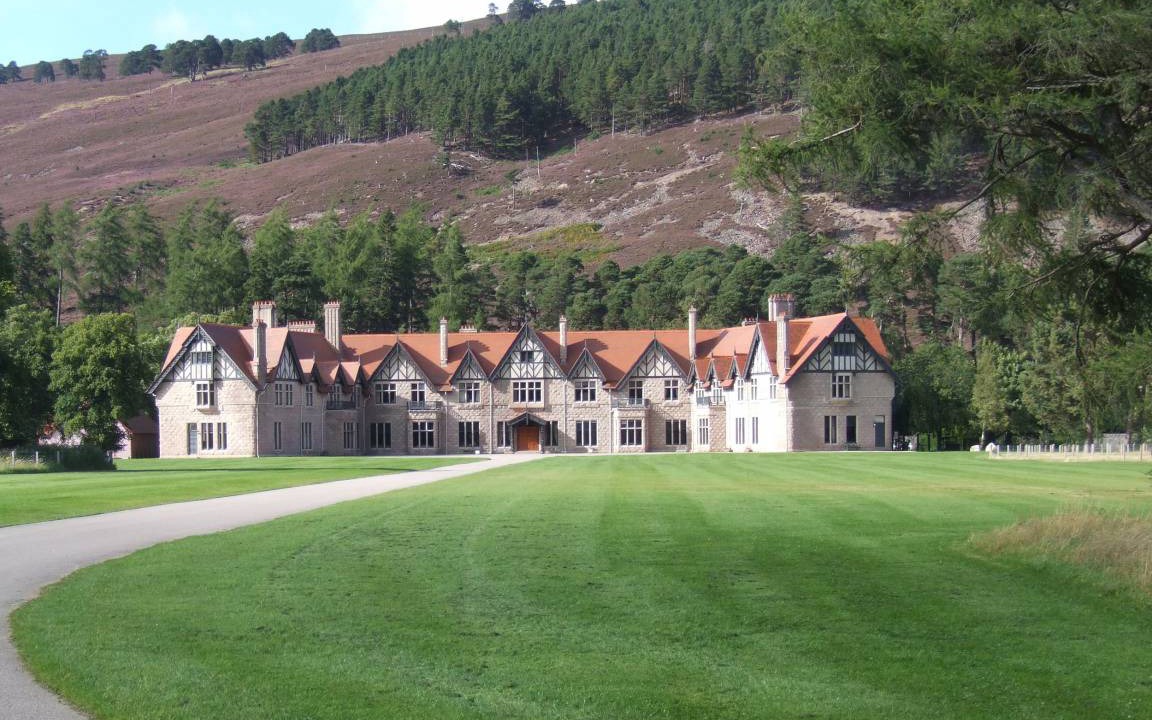 Ballater Cottage | Cabin ∙ 8 bedrooms ∙ 17 guests