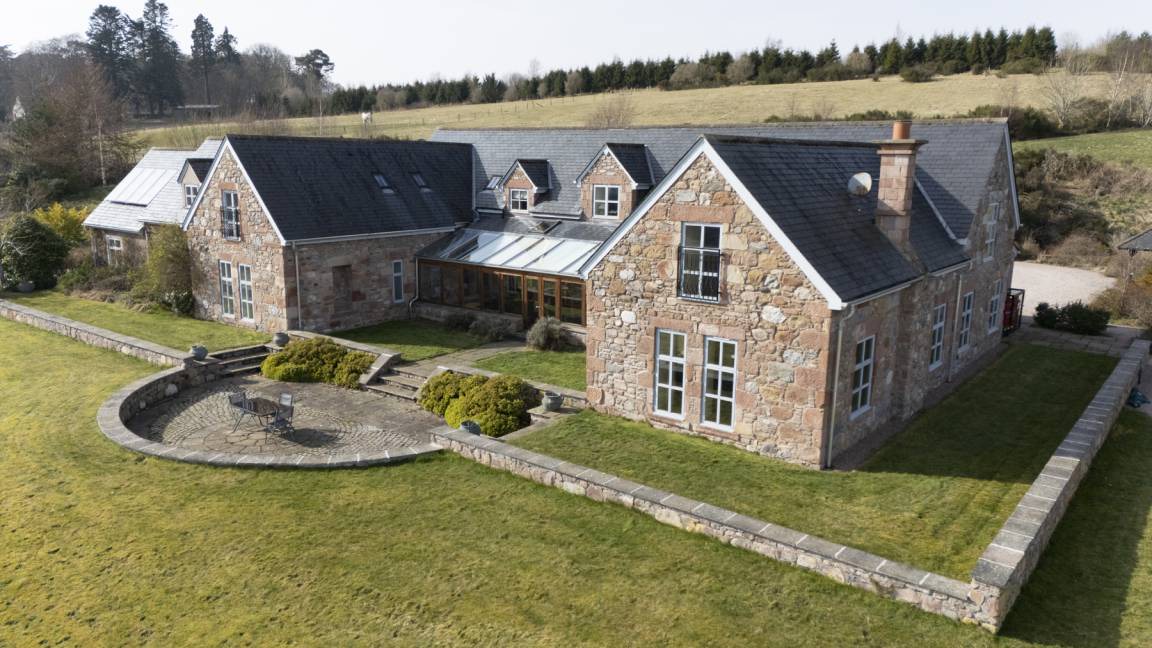 Munlochy Cottage | Cabin ∙ 9 bedrooms ∙ 16 guests