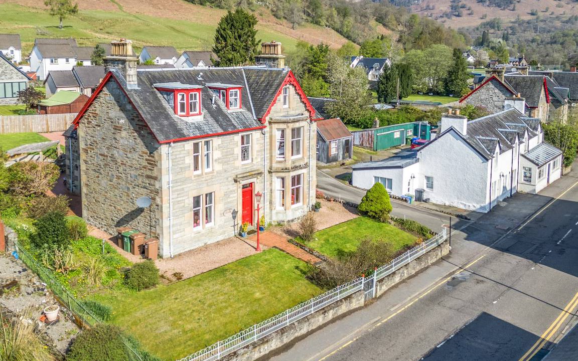 Killin Cottage | Cabin ∙ 9 bedrooms ∙ 18 guests