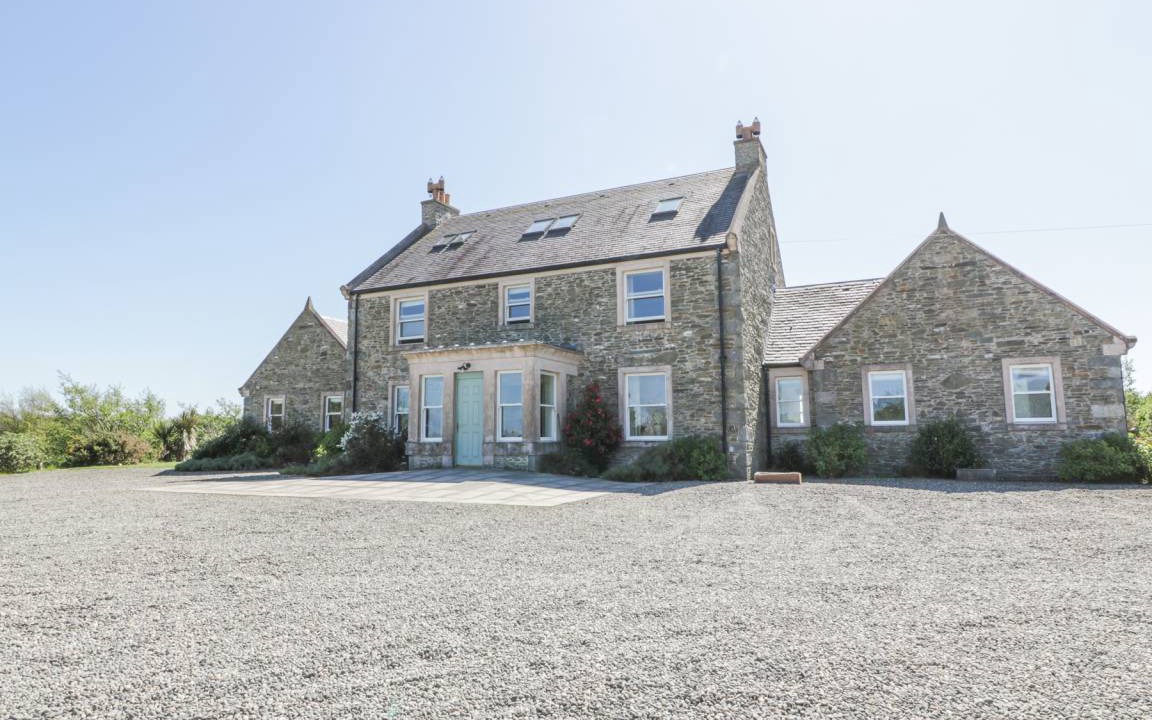 Newton Stewart Cottage | Cabin ∙ 8 bedrooms ∙ 17 guests