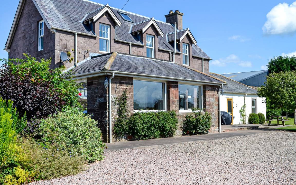 Lockerbie Cottage | Cabin ∙ 4 bedrooms ∙ 10 guests