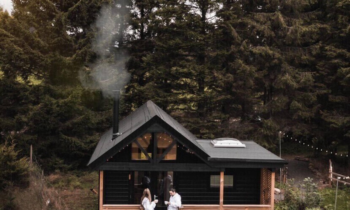 Balfron Cabin | Cabin, with deck and outside bath in woodlands