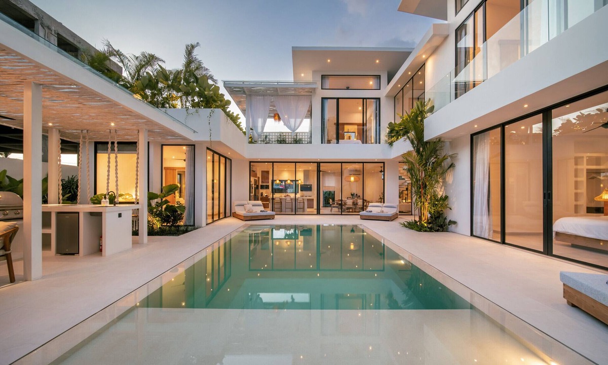 Umalas Villa | Canggu Luxury: Stylish 4BR Villa Near Berawa Beach