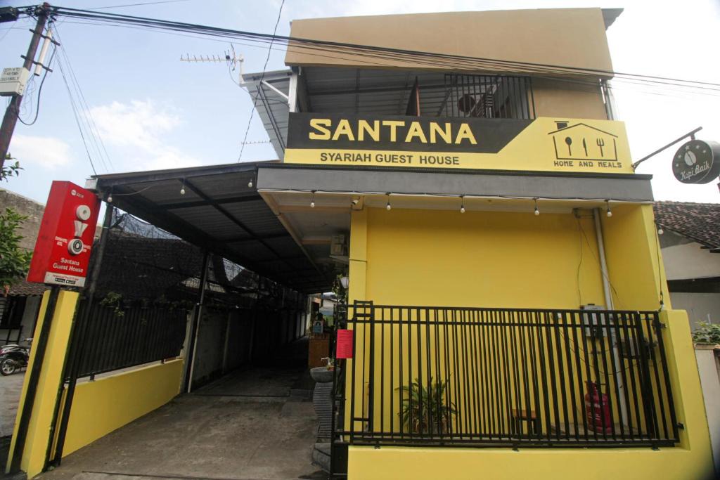 Surakarta Hotel | Capital O 2258 Santana Syariah Guest House