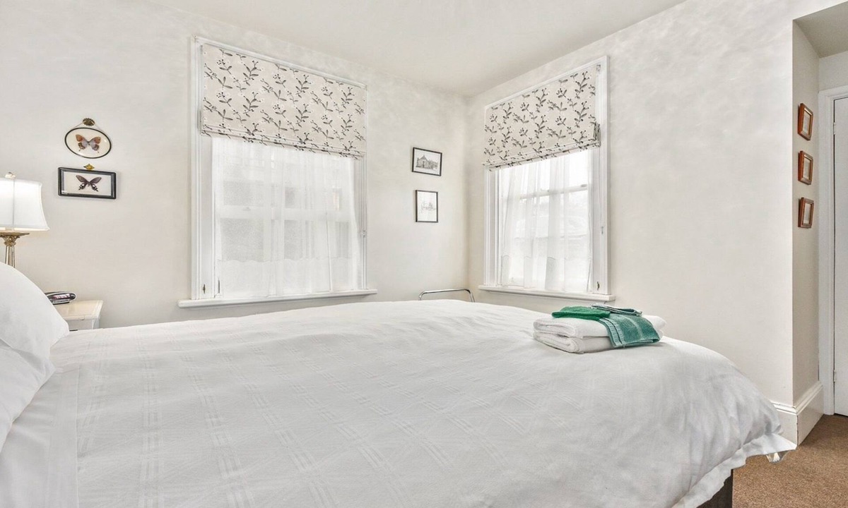 Launceston CBD Cottage | Captain Stirling's Bungalow city fringe locale.