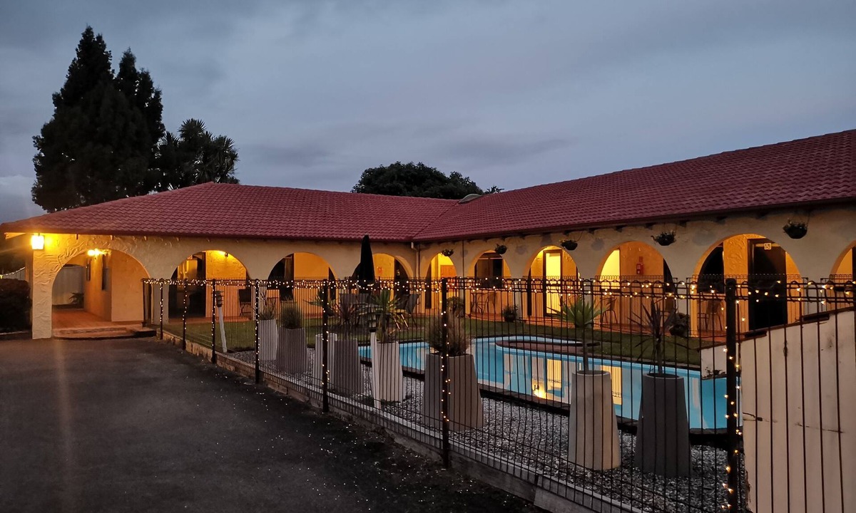 Cambridge Hotel | Captains Quarters Motor Inn
