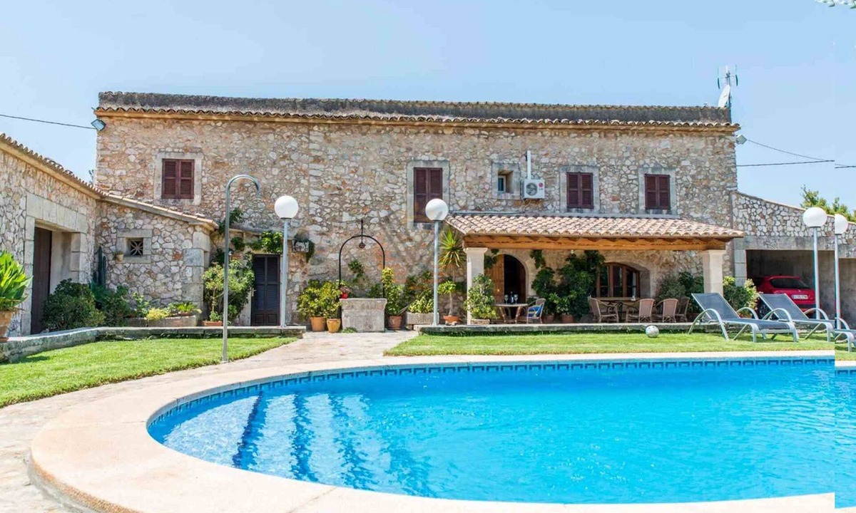 Buger Cottage | Cas Home, villa with tennis court and private pool