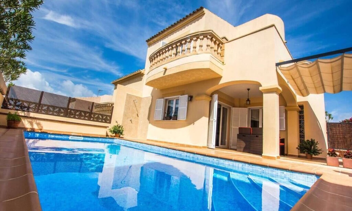 Cala Mandia Ski Chalet | Casa con Piscina Cerca de la Playa
