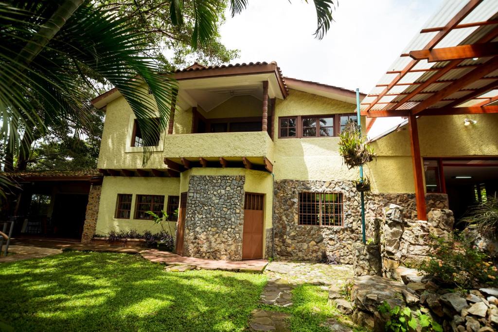 Santa Teresa House | Casa de Piedra Escazú