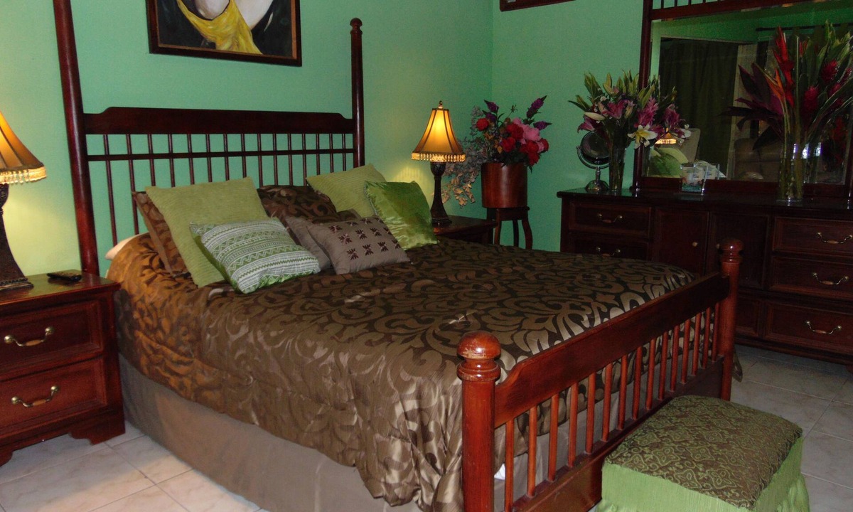 Pavas Bed & Breakfast | Casa Lima B&B - ideal for weddings/groups