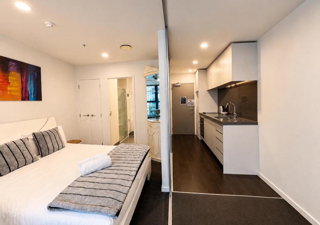 Auckland Central Business District Apartment | CBD Retreat 5-Min Walk to Sky Tower w Free Pool Gym Sauna P021