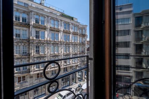 Tophane Apartment | Central Apartment with Bosphurs View