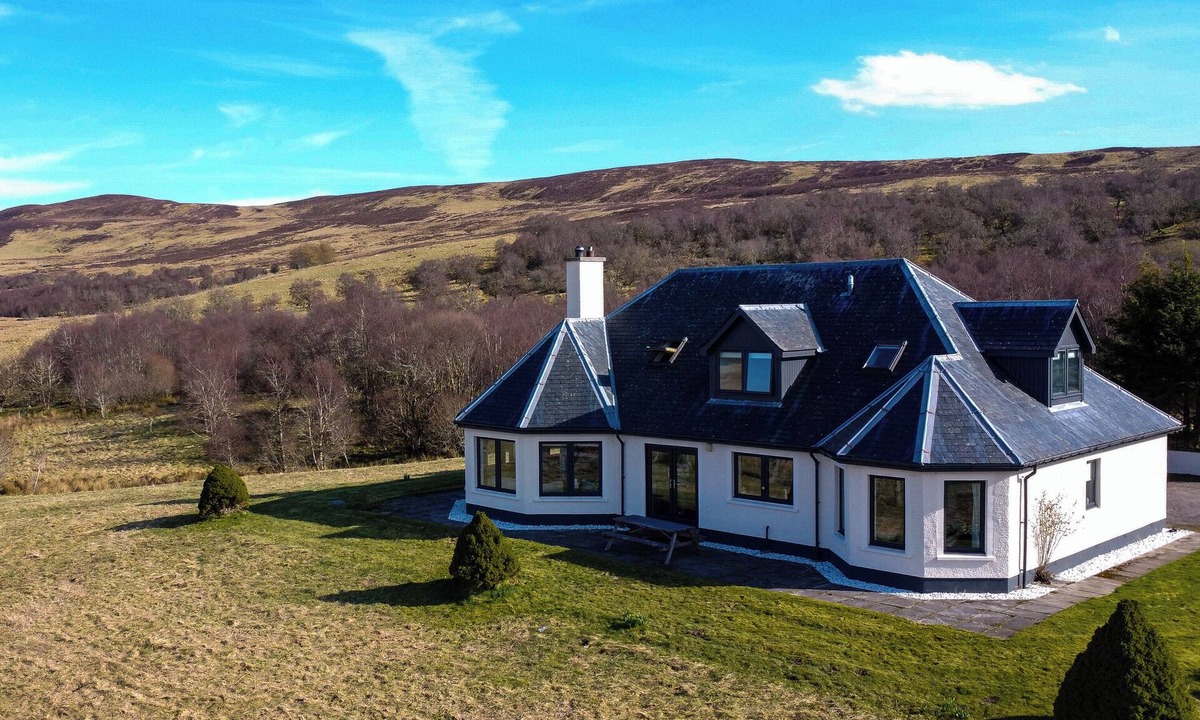 Lairg House | CHALLENGER LODGE, pet friendly, character holiday cottage in Lairg
