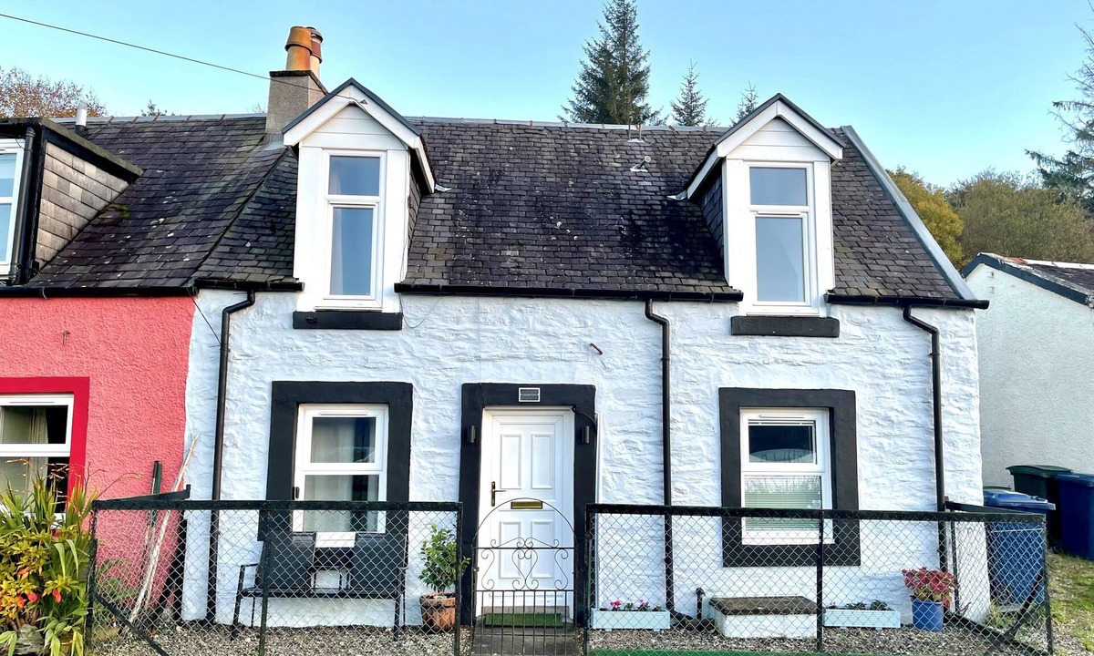 Strachur Cottage | Chapelton Cottage by Loch Fyne, picturesque location