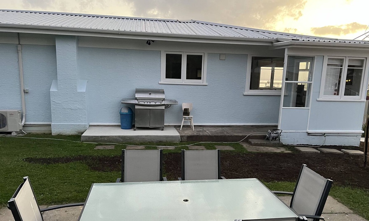 Onerahi House | Character home with beautiful land and sea views with stunning sunsets