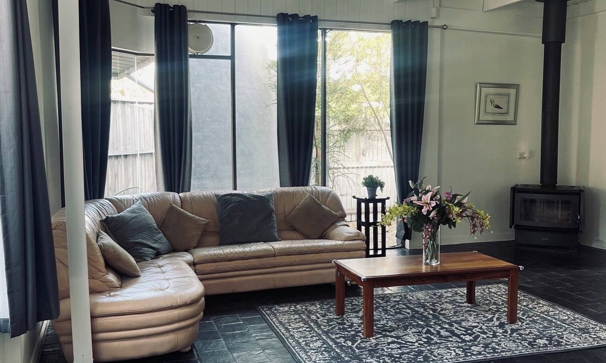 Seven Mile Beach House | Charming 2-bedroom house in beautiful Seven Mile Beach with WiFi, AC