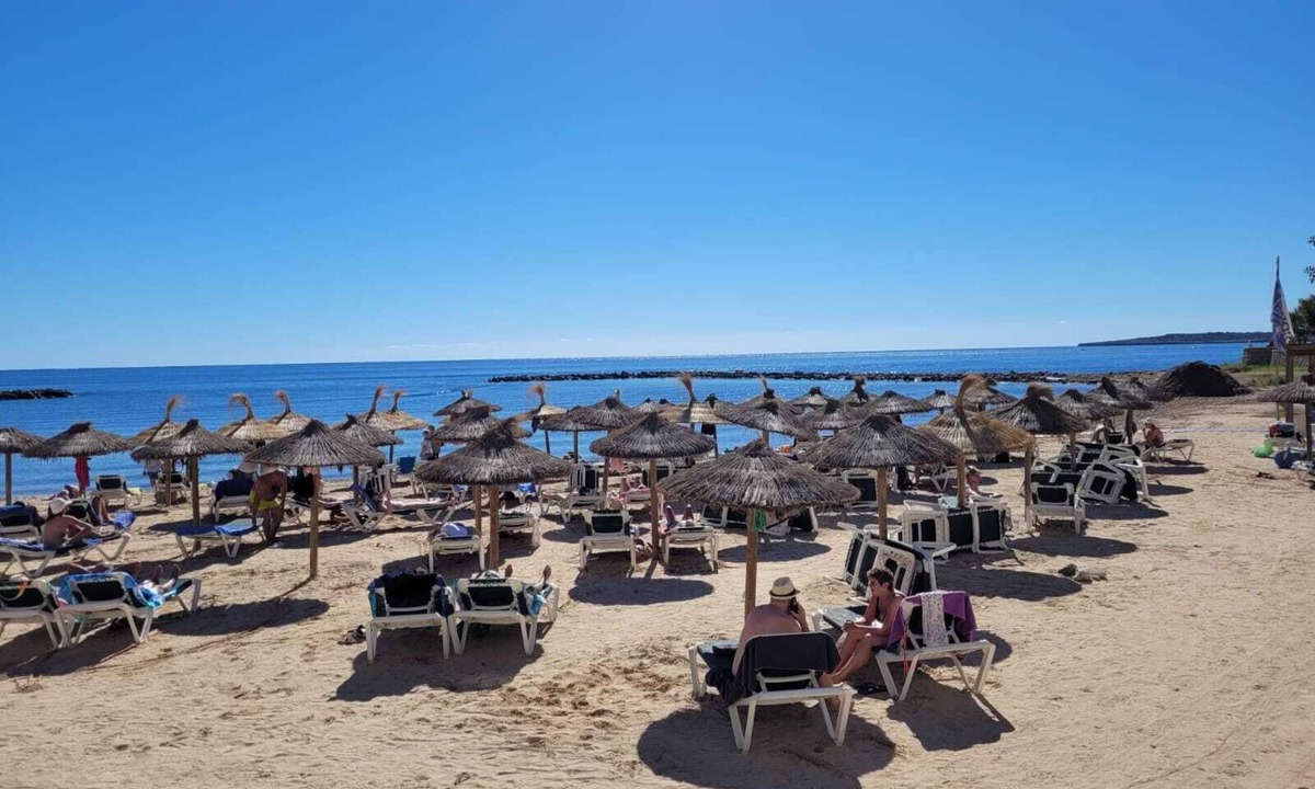 Cala Bona Apartment | Charming, bright, spacious apartment with wifi, air conditioning, parking, terrace