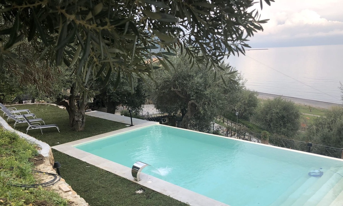 Sant'Ambrogio Villa | Charming see front villa with pool