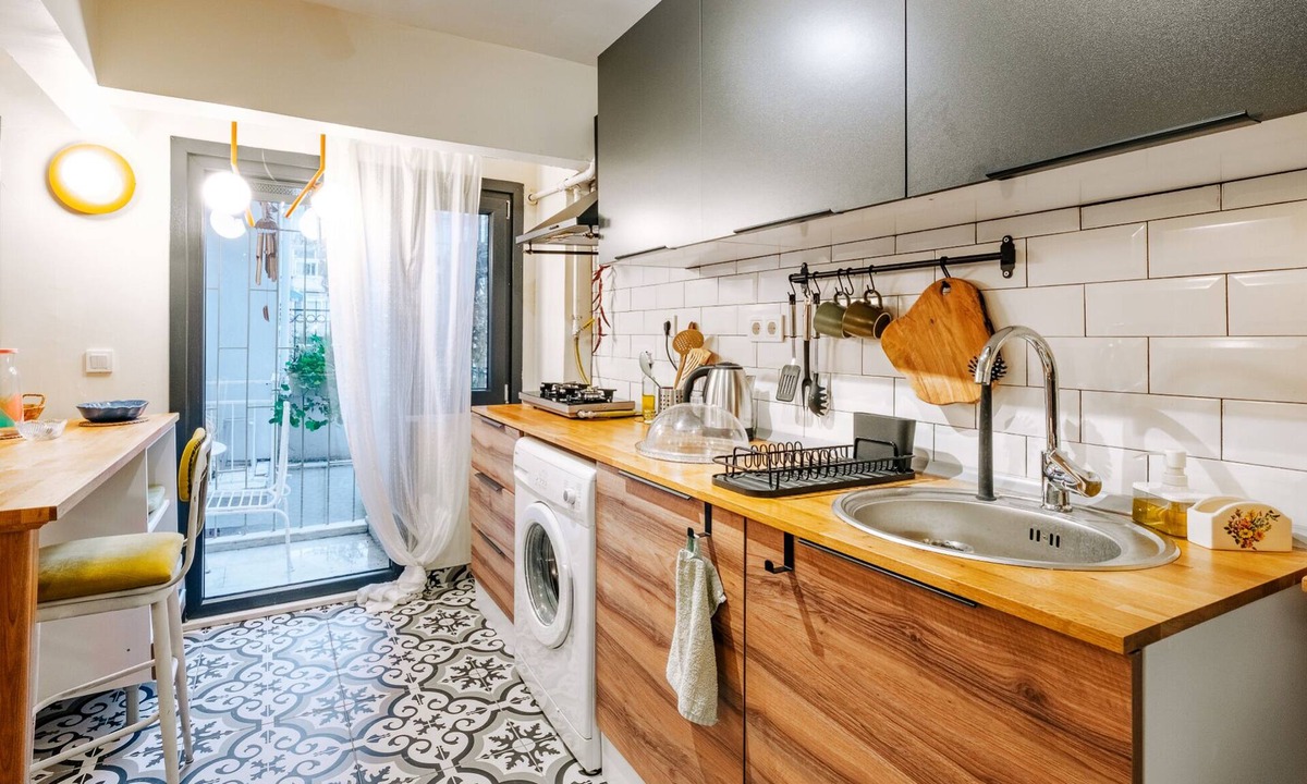 Rasimpasa Apartment | Chic Central Flat w Balcony Near Kadikoy Square