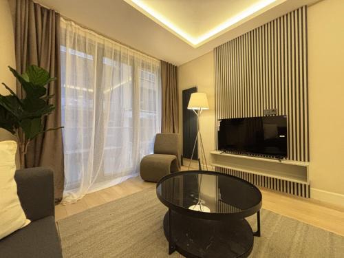 Osmanbey Apartment | Chic & Cozy 2-BR Apartment with Balcony Nişantaşı