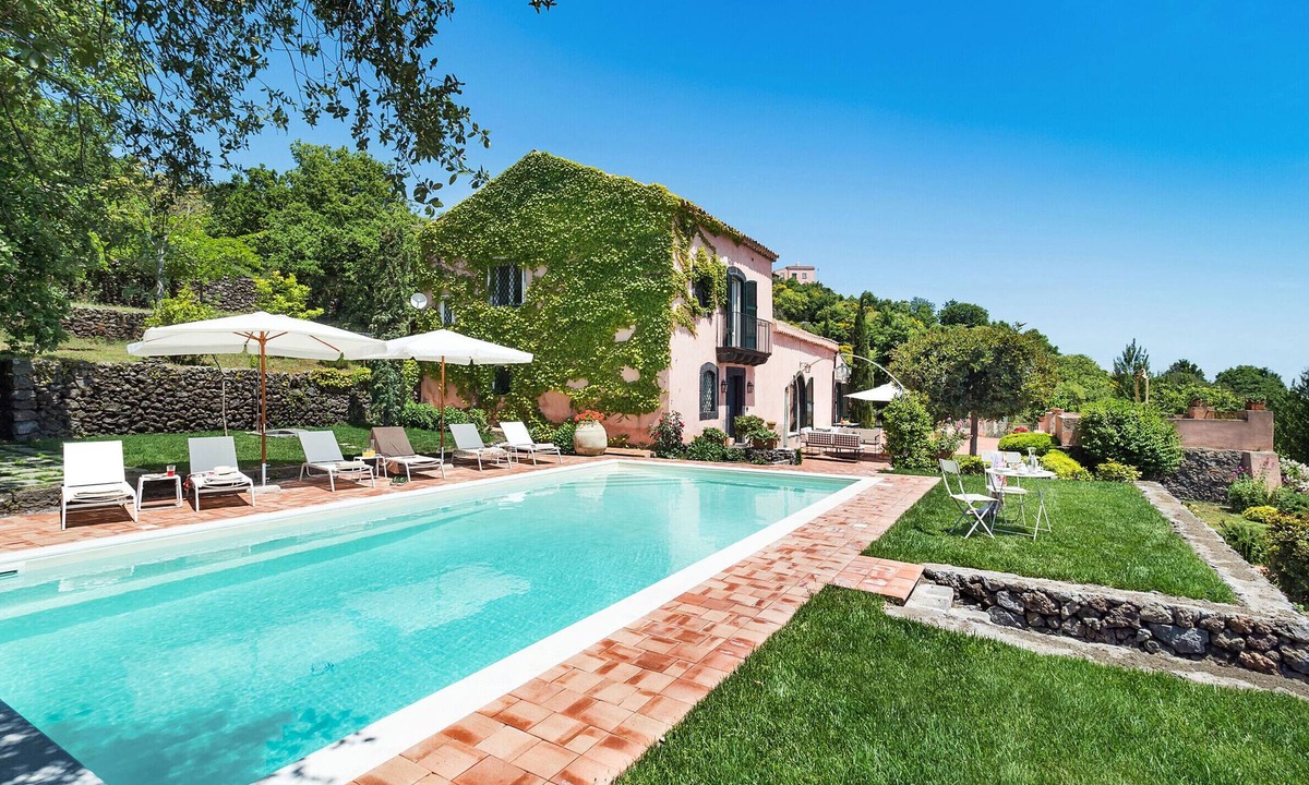 Trecastagni Villa | Chic Villa with enchanting atmospheres