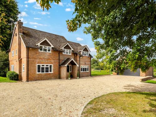 Princes Risborough House | Chilterns Countryside Hideaway with Hot Tub - Pass the Keys
