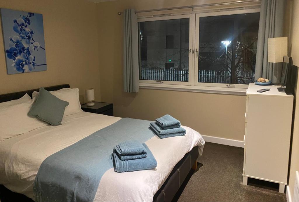 East End Apartment | City Centre 2 bedroom apartment, secure parking.