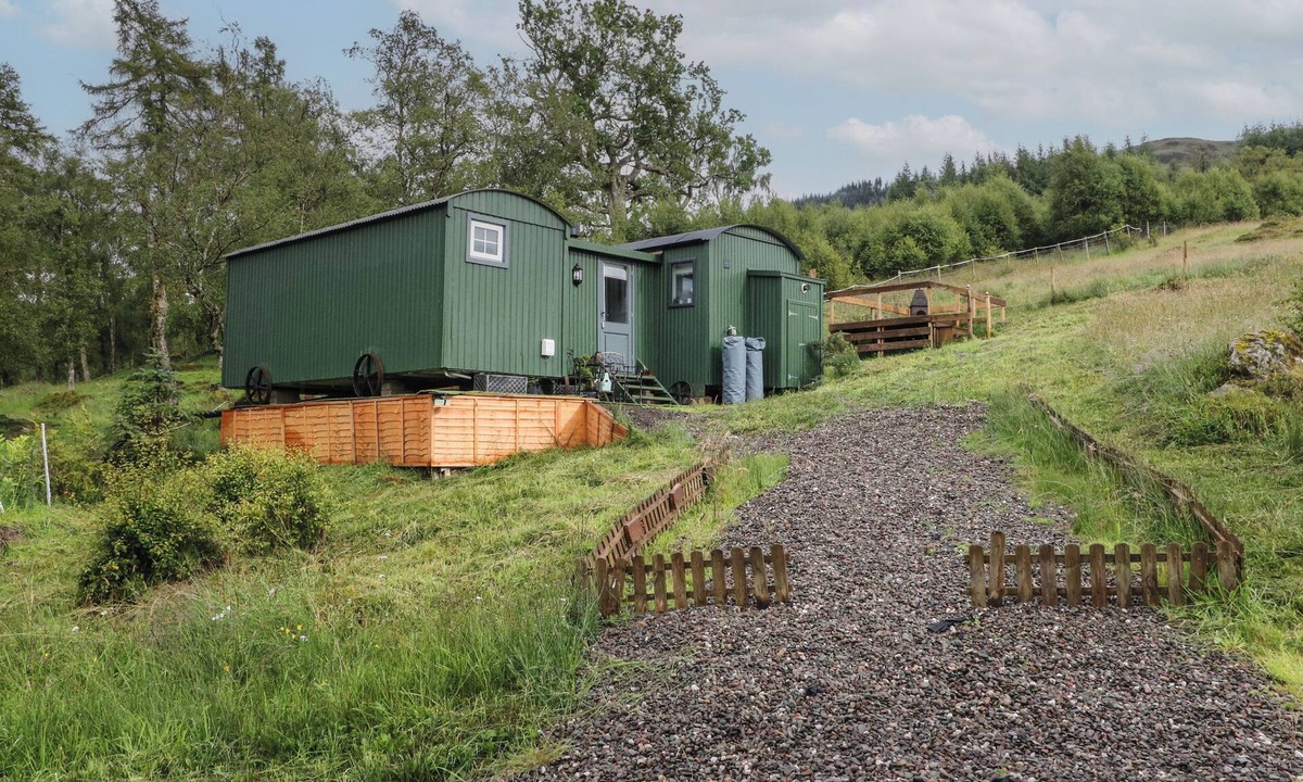Lochearnhead Cottage | CLIONADH SHEPHERDS HUT, pet friendly, with open fire in Strathyre