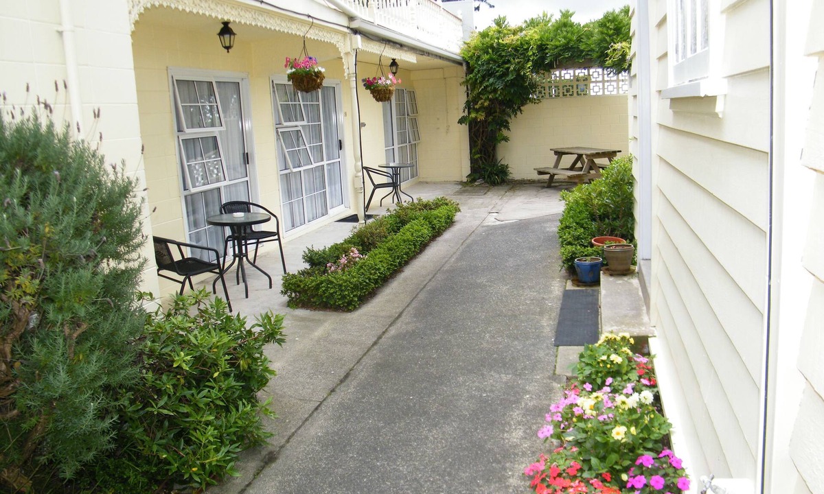 Hamilton Lake Hotel | Colonial City Motel and Conference Centre