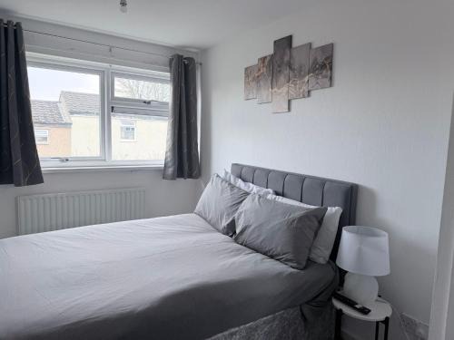 Moffat House | Comfortable Double Room LS16 WiFi Parking