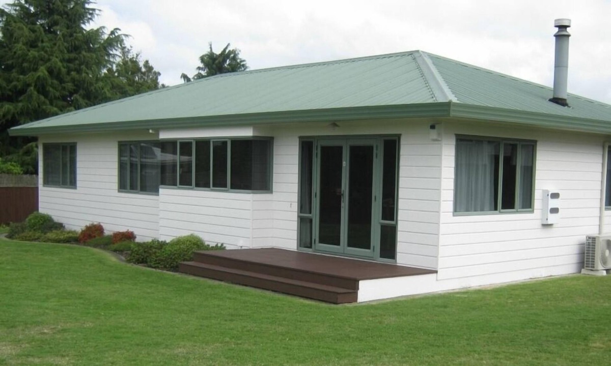 Taupo House | Corena's Place - walking distance to lake and town. Includes linen and wifi.