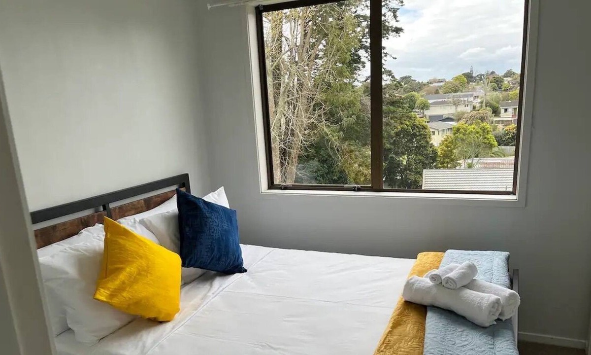 Massey House | Cosy 3 Bedroom House in Auckland