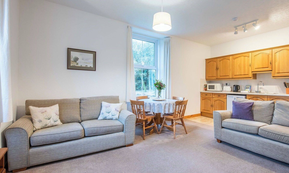 Glen Urquhart Apartment | Cosy apartment for 4 guests with WIFI, TV, patio and panoramic view