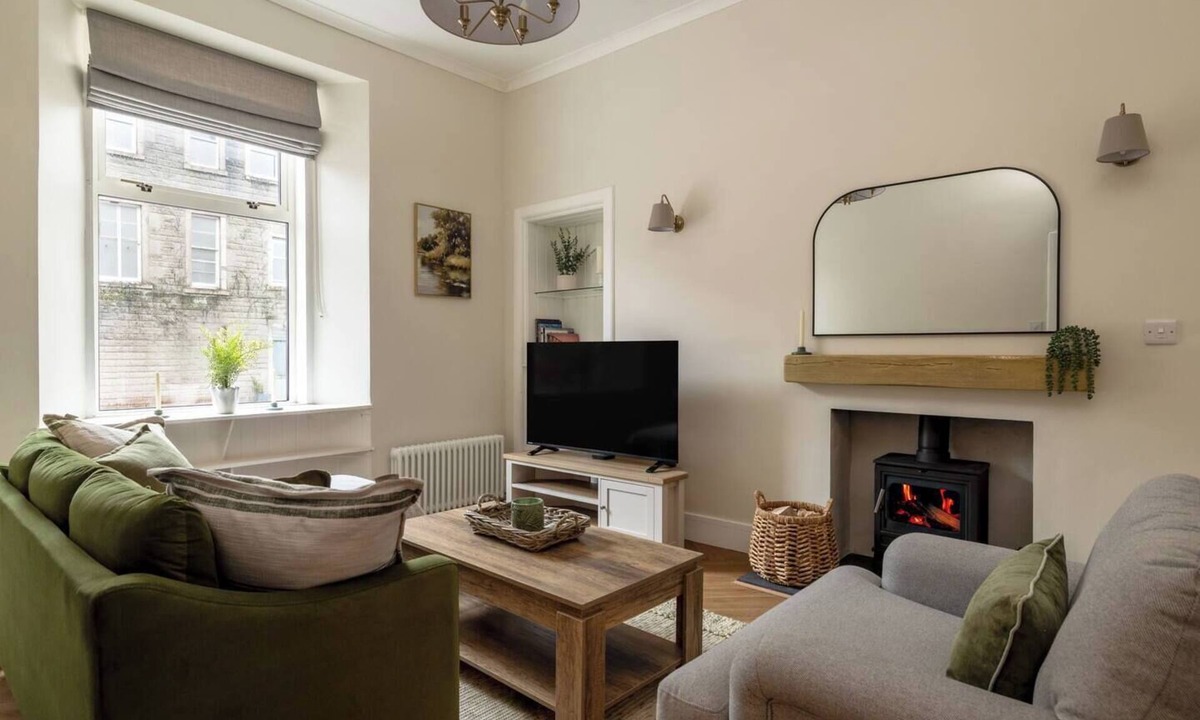 Callander Apartment | Cosy Callander 1 Bed | Wood Burner & Free Parking