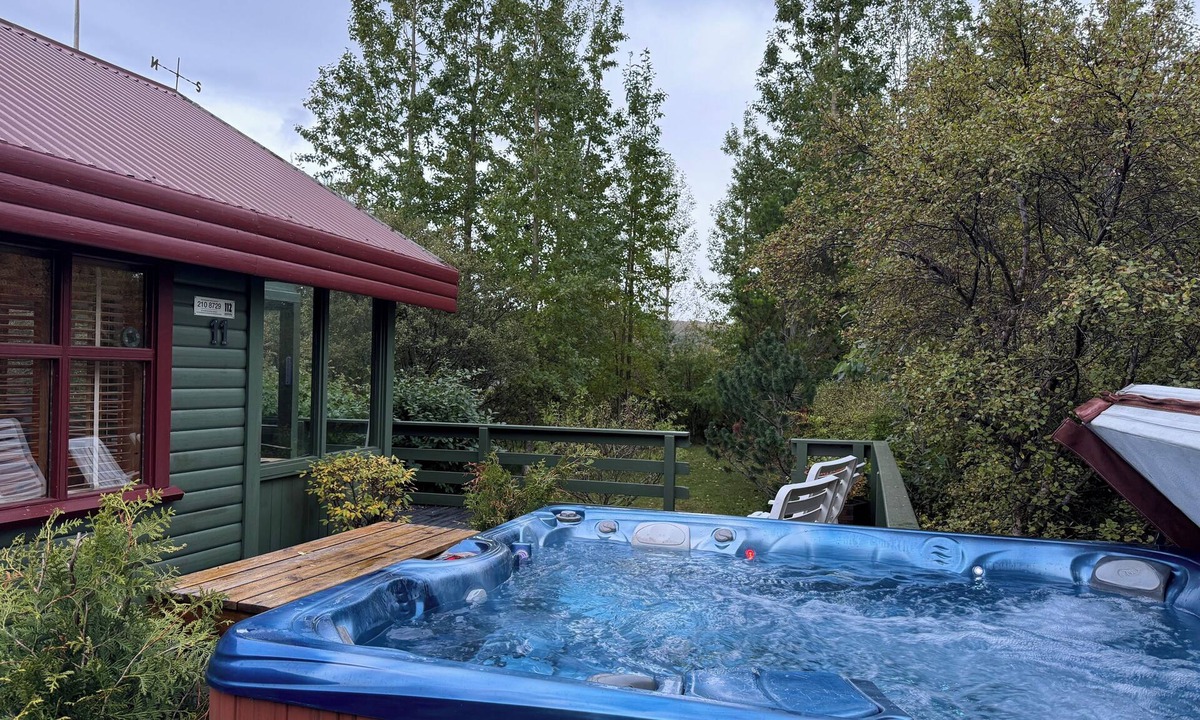 Borgarnes Cottage | Cosy cottage with a jacuzzi close to Krauma, Hraunfossar and Langjokull glacier