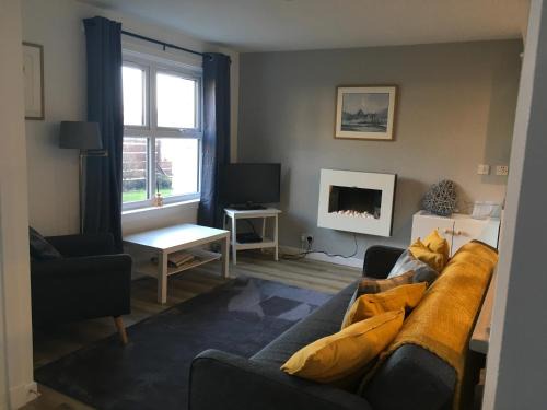 Lamlash Apartment | Cosy cottage with sea views close to local shops.