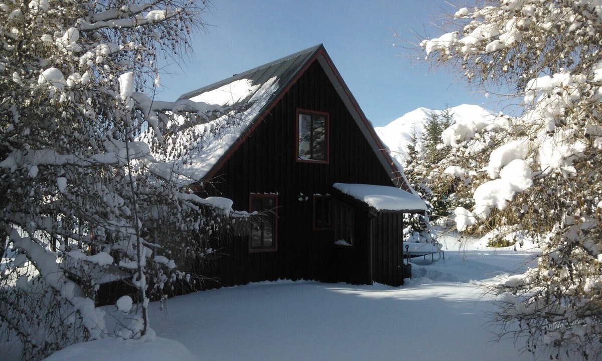 Castle Hill Ski Chalet | Cosy family and pet friendly chalet in a fabulous scenic alpine setting.