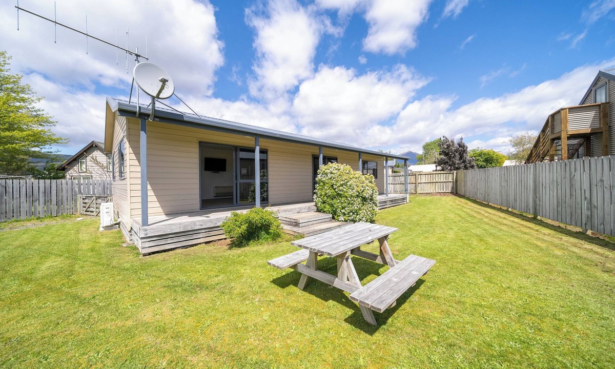 Manapouri House | Cosy Lakeside - Manapouri Holiday Home