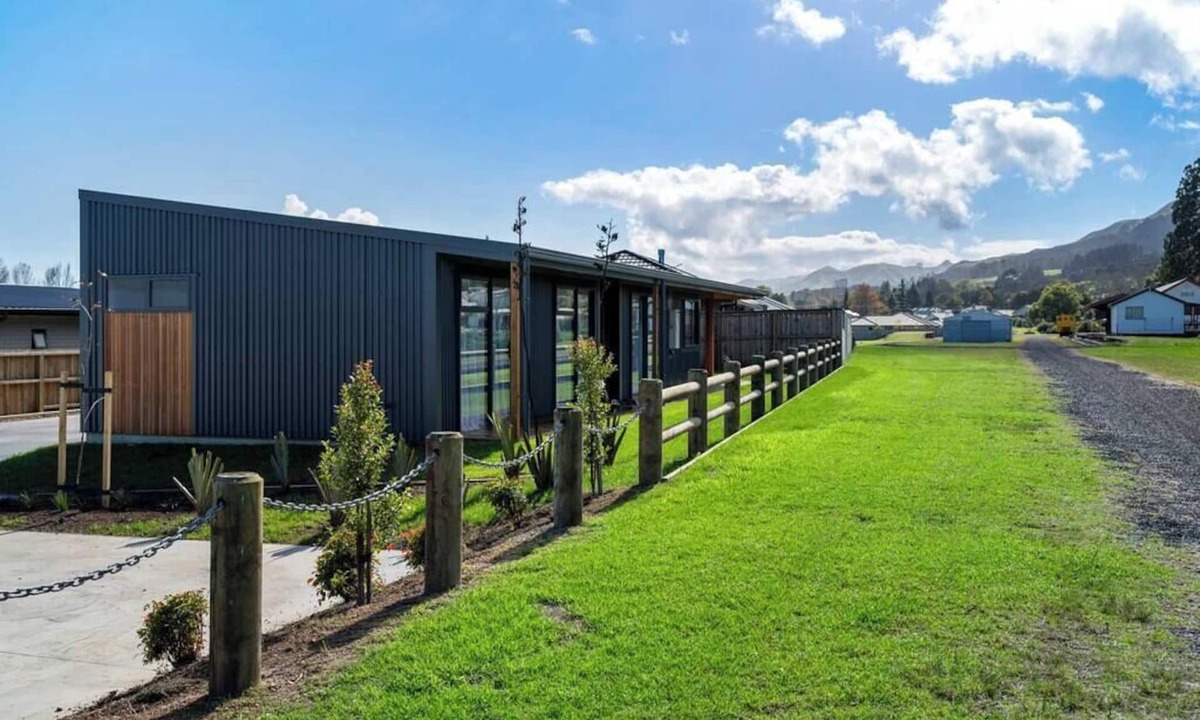 Te Aroha House | Custom designed holiday home, next to Cycleway.