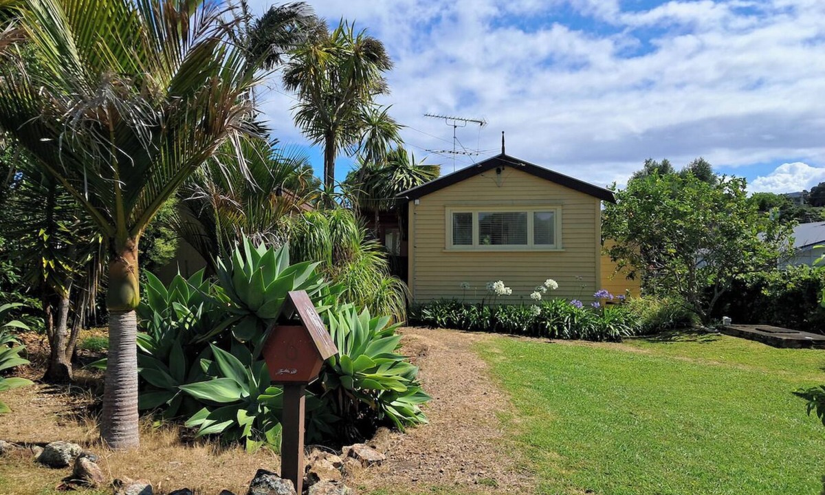 Oneroa Cottage | Cute wee bach within walking distance of beaches and village