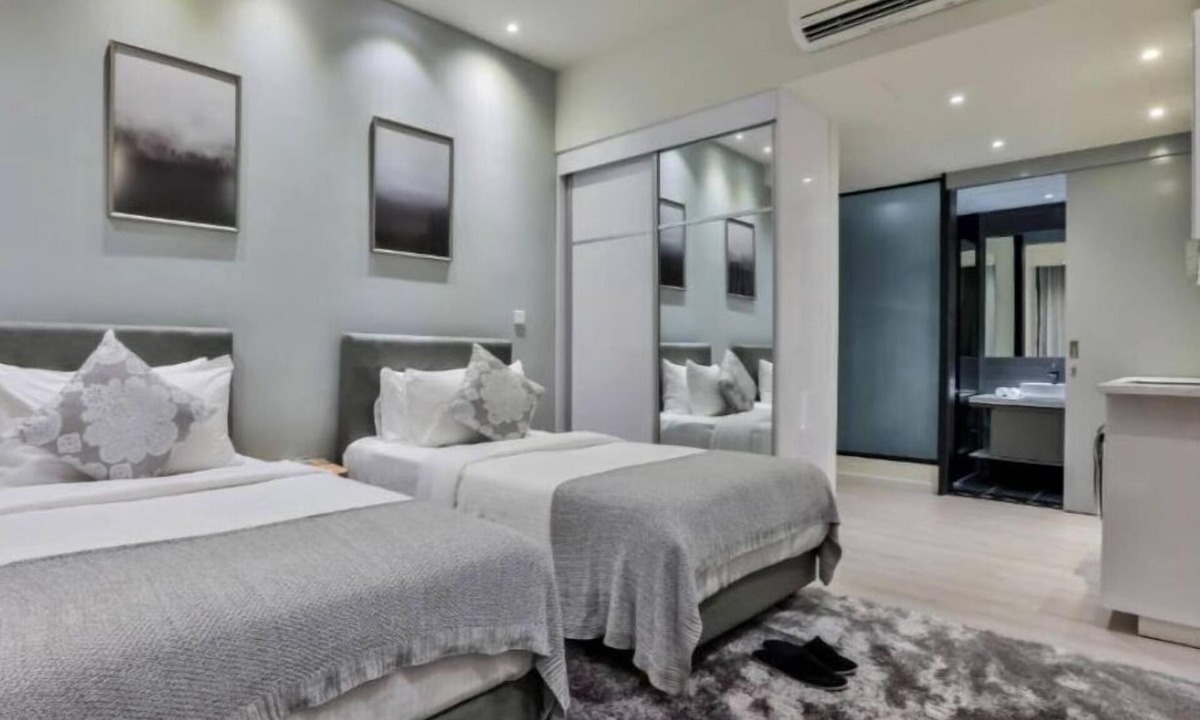 Malaysian Police Training Centre Apartment | Deluxe King Suite with Twin Tower View 23