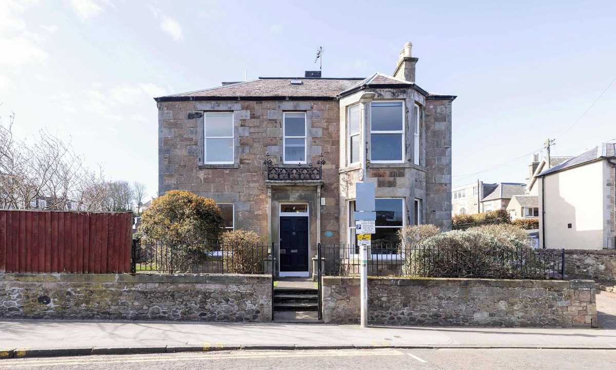 North Berwick House | Detached House with Sea Views & Parking