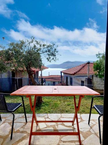 Pirgadikia House | Dora's House comfortable apartment with a yard and view