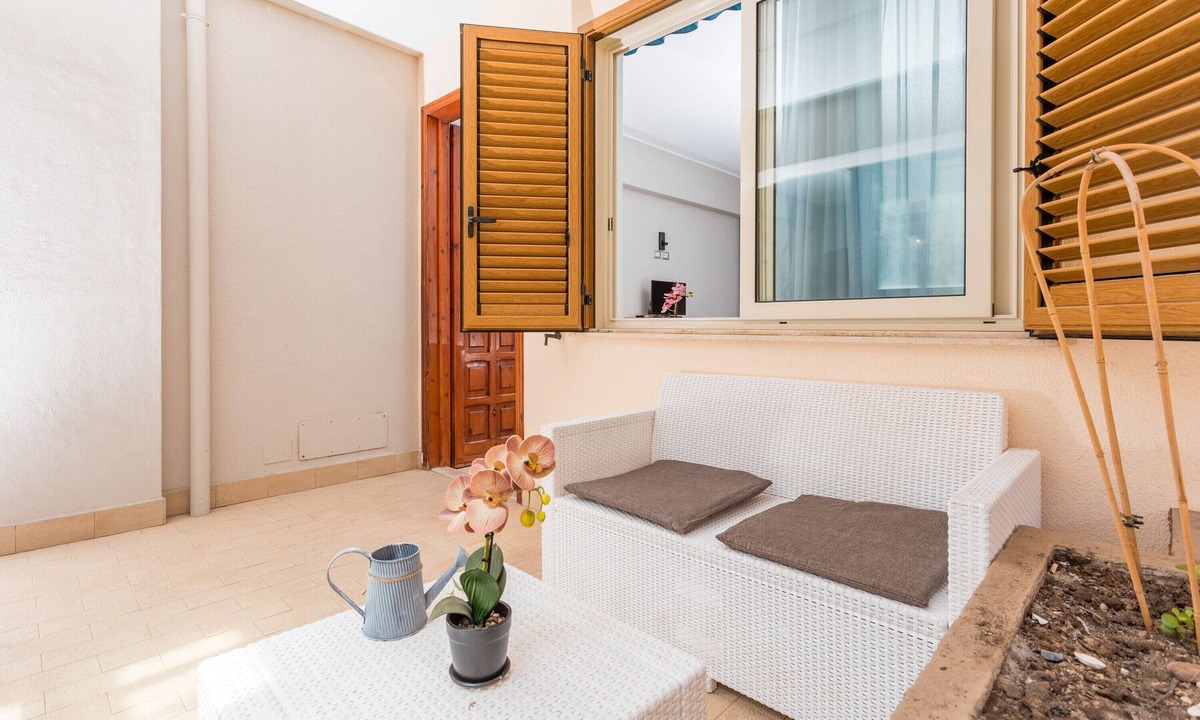 Villagonia Apartment | Double Room 'Second Floor 316' with Shared Terrace, Wi-Fi and Air Conditioning